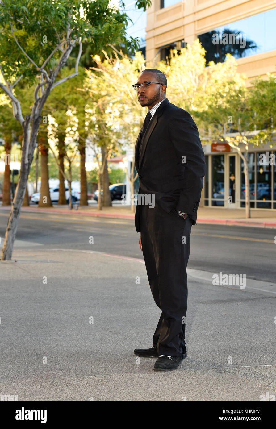 Nero imprenditore americano al di fuori su di un centro urbano street. Foto Stock