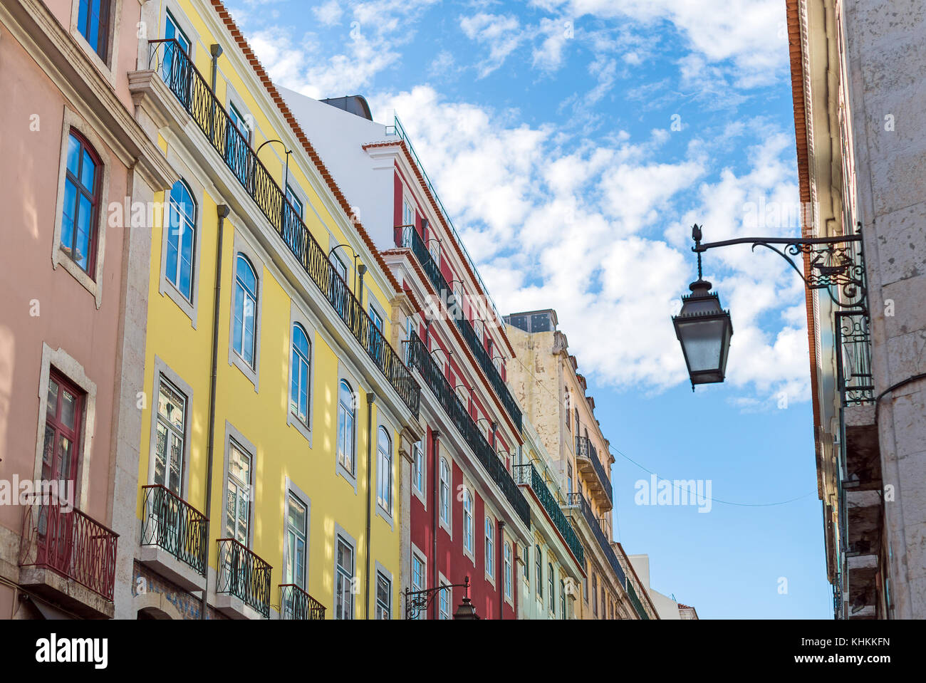 Bella vecchia strada colorata a Lisbona. Foto Stock