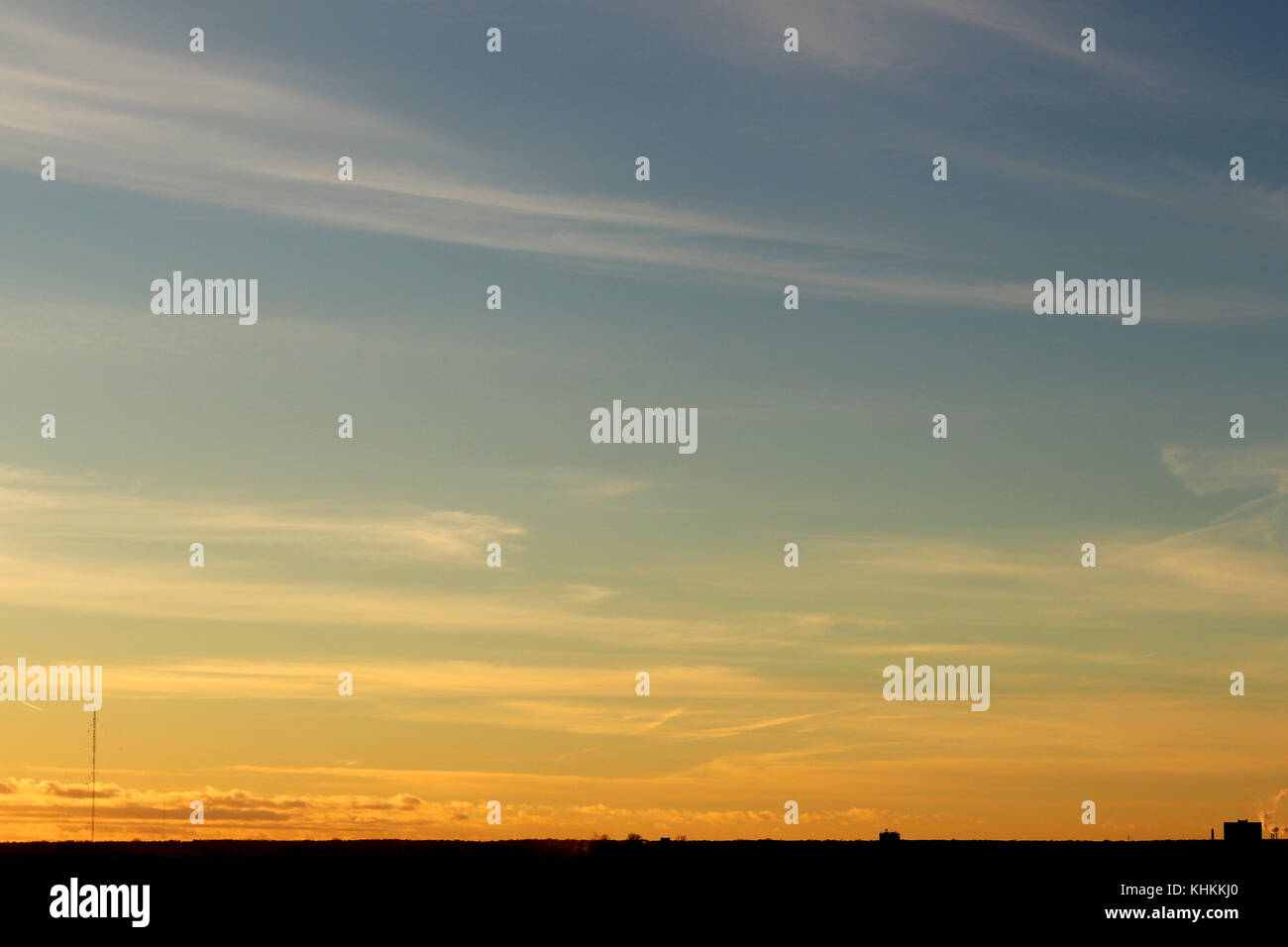 Giallo Blu trasparente colore cielo trasparente sfondo sfumato. Vista orizzontale terrestre. Foto Stock