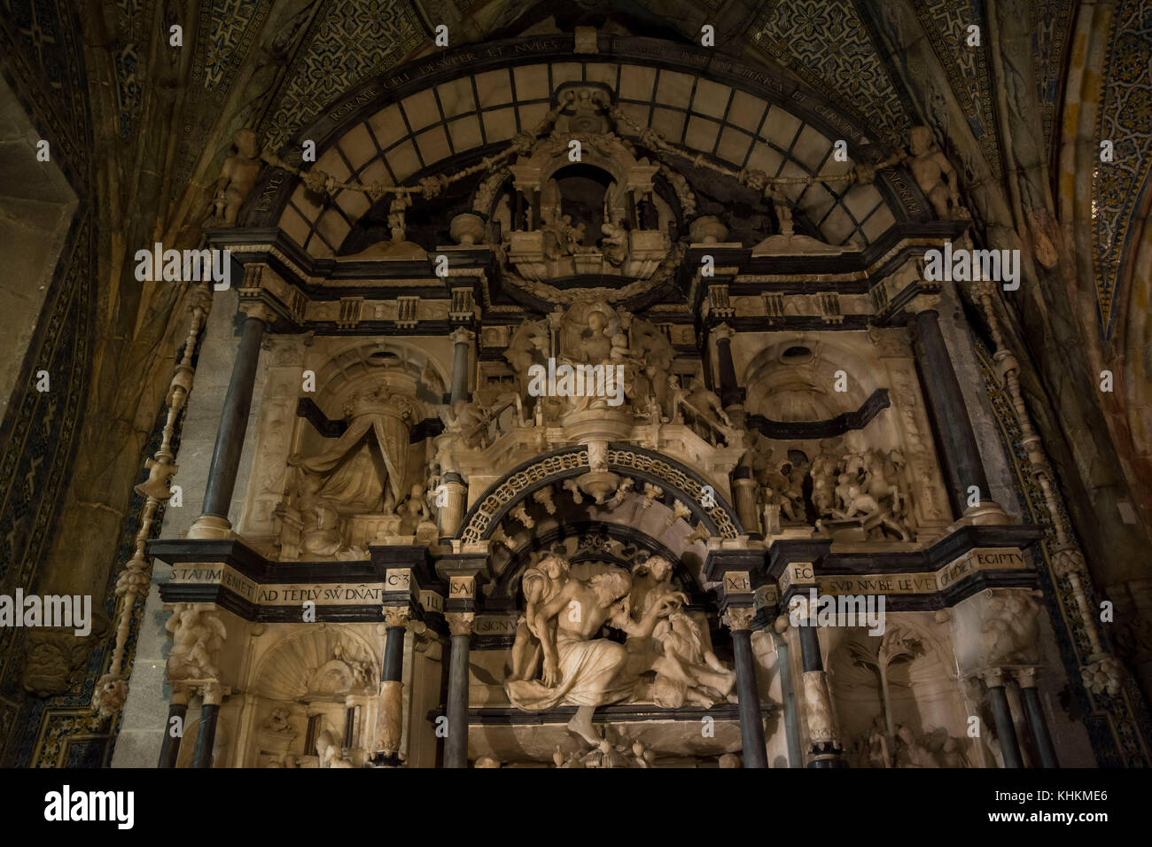 All'interno del Palácio da pena a Sintra, quartiere di Lisbona, Portogallo. Pala d'altare in alabastro e calcare nero. Foto Stock