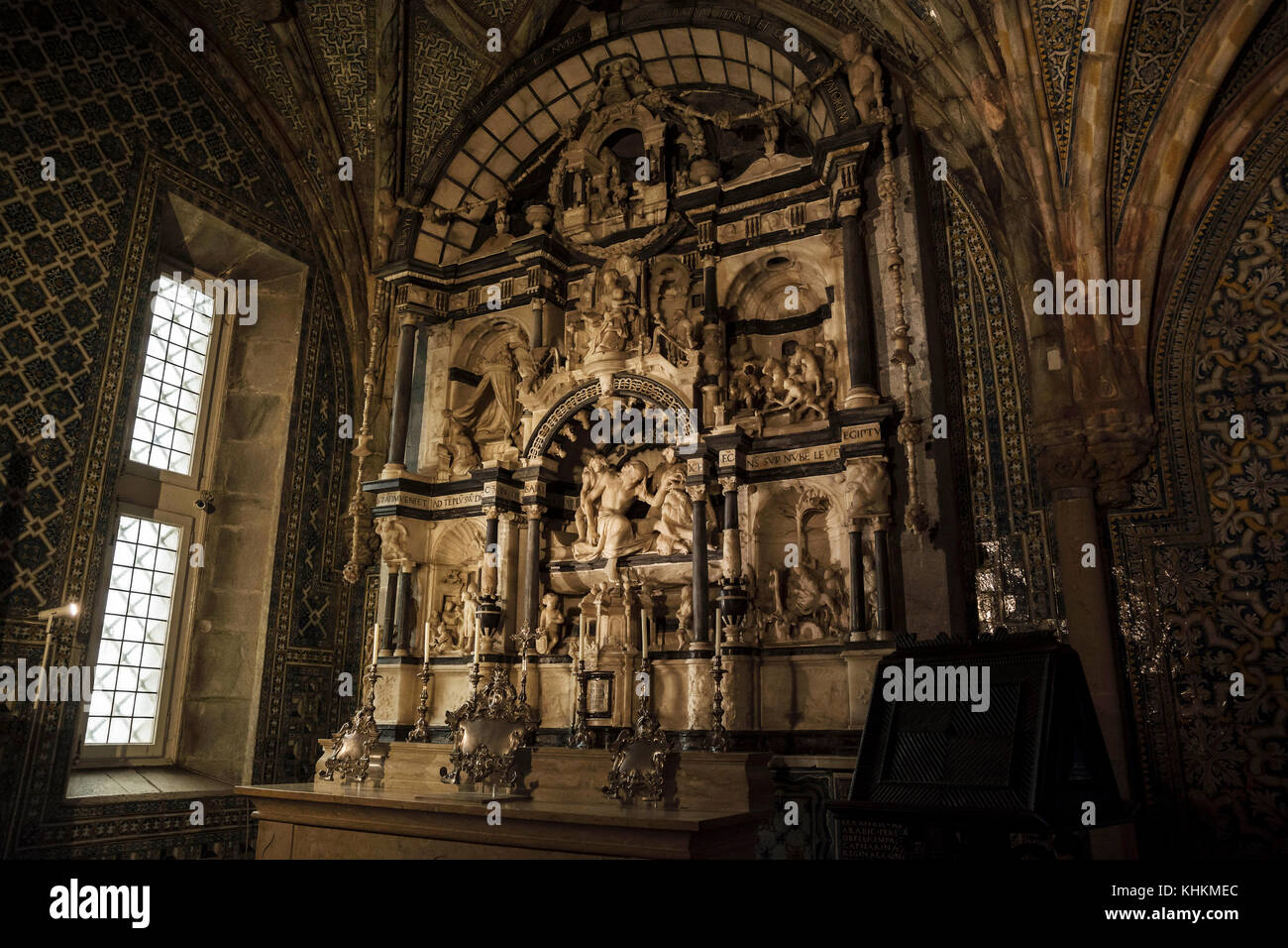 All'interno del Palácio da pena a Sintra, quartiere di Lisbona, Portogallo. Pala d'altare in alabastro e calcare nero. Foto Stock