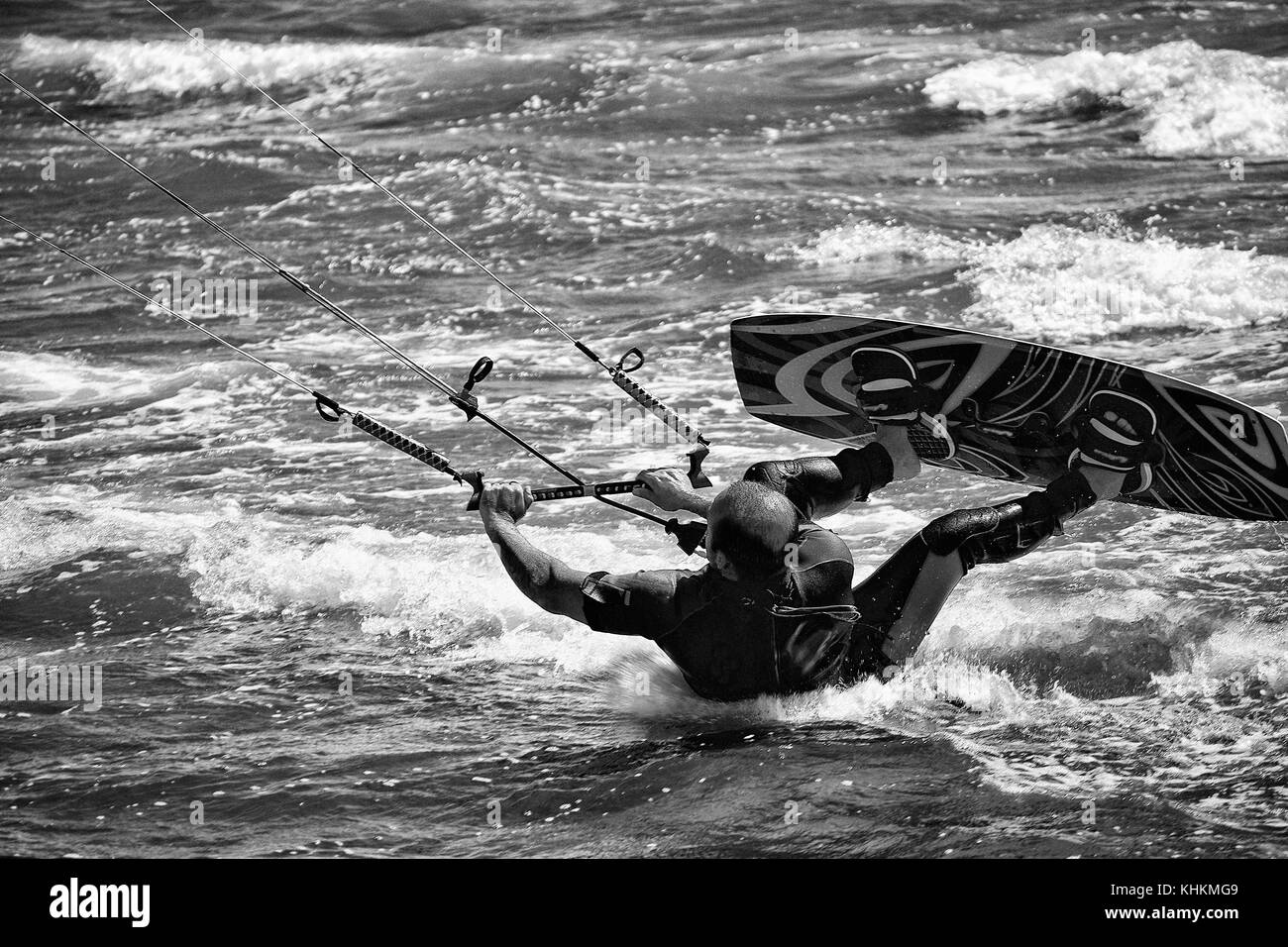 Un kite surfer Cavalca le onde Foto Stock