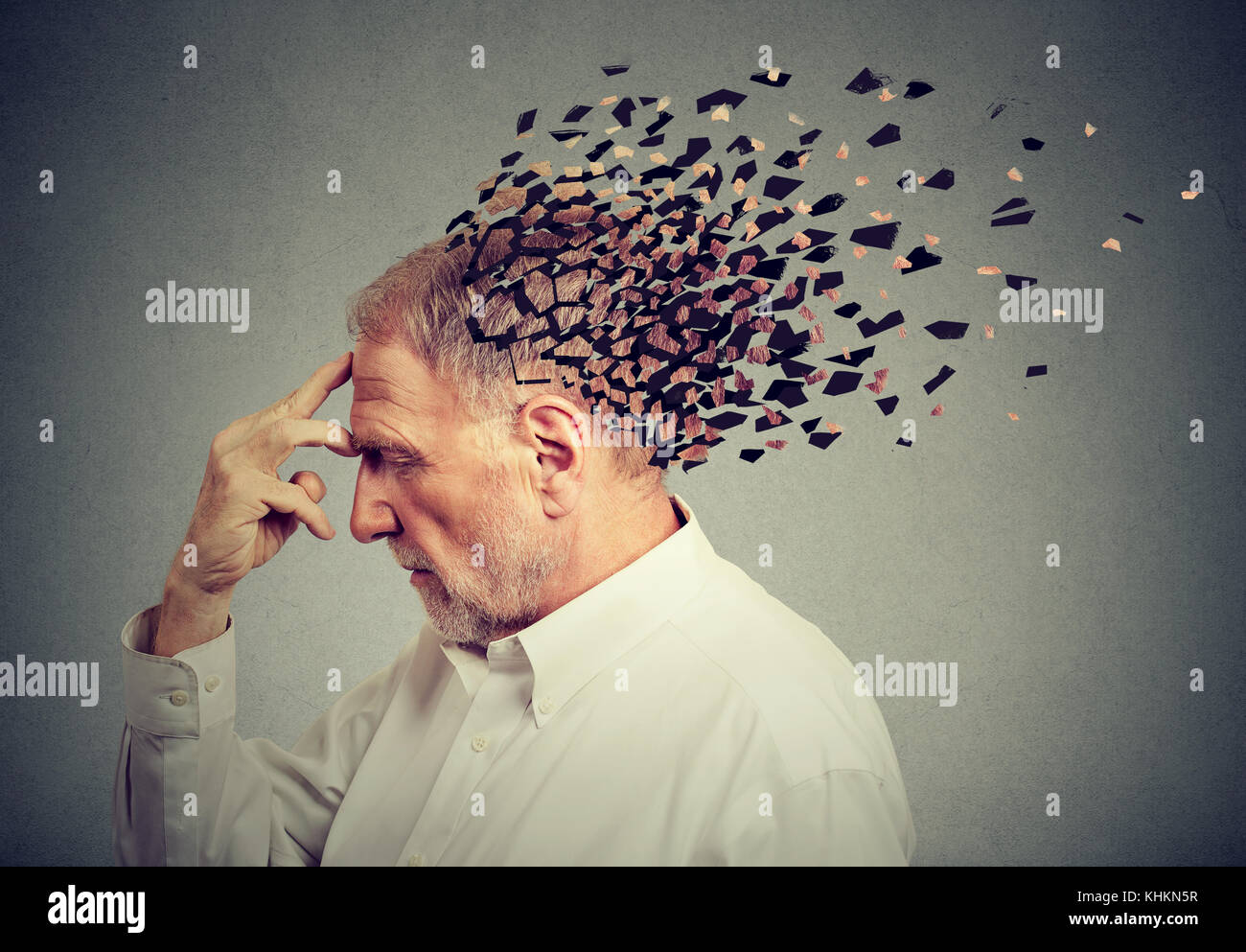 La perdita di memoria a causa di demenza. Senior l uomo perde i pezzi di testa come simbolo della diminuita funzione della mente. Foto Stock