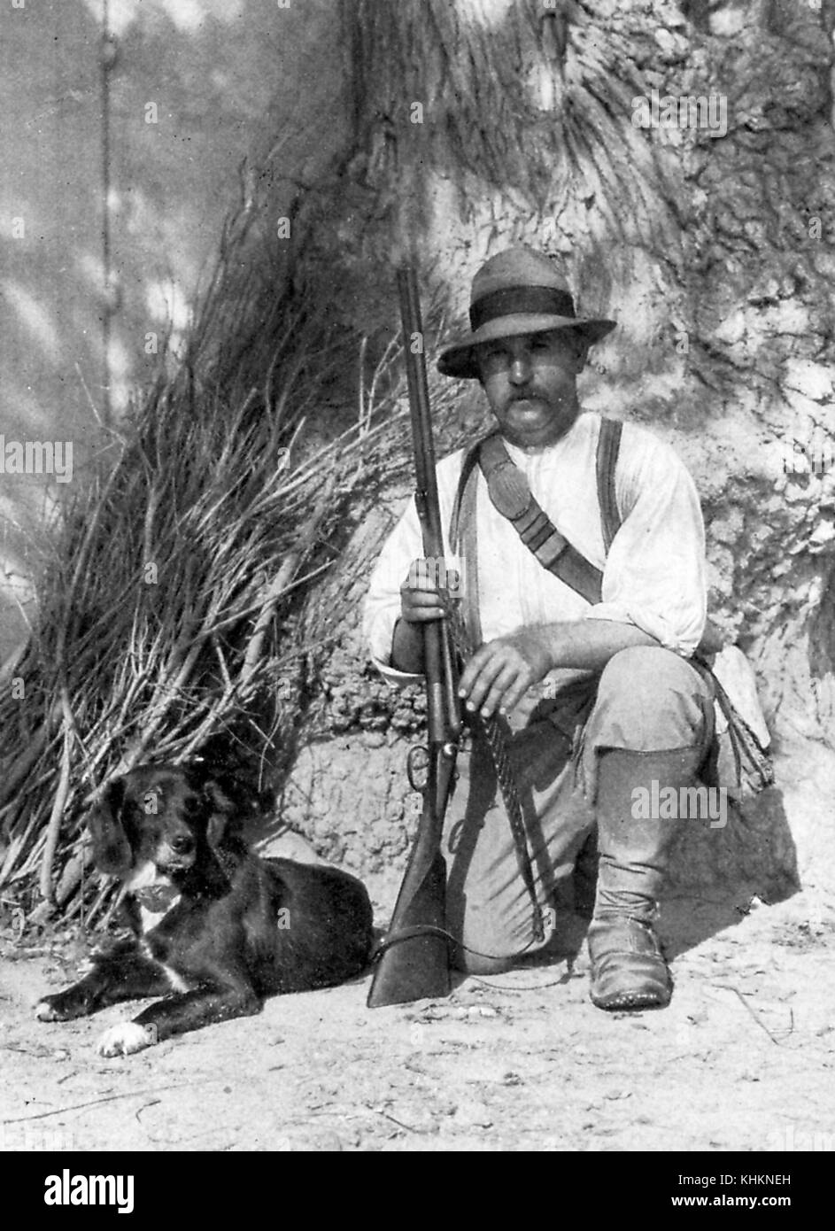 Guardiano di una tenuta nella regione della Camargue in Francia, in posa con un fucile e il suo cane, Francia, 1922. Foto Stock