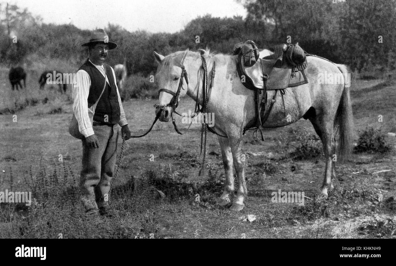 Cowboy della Camargue in piedi con il suo cavallo, Francia, 1922. Foto Stock