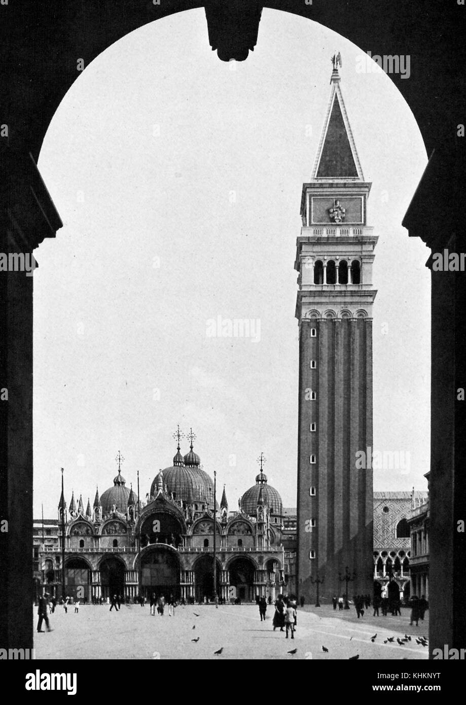 Piazza di Venezia, Chiesa di San Marco e Campanile, foto di Donald McLeish, luglio 1922. Foto Stock