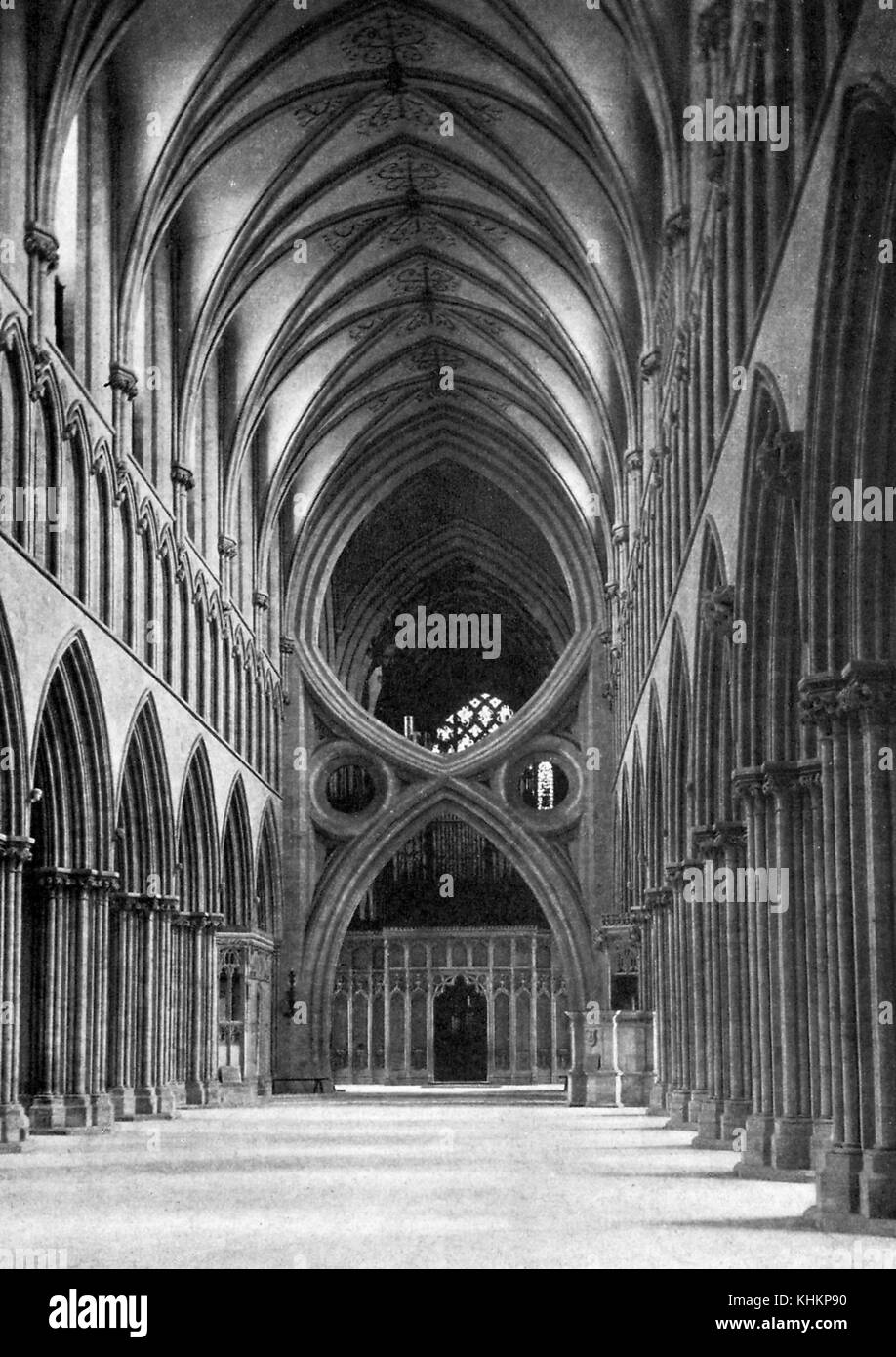 Le archi invertite della Cattedrale di Wells, costruita nel Medioevo, Somerset, Inghilterra, luglio, 1922. Foto Stock