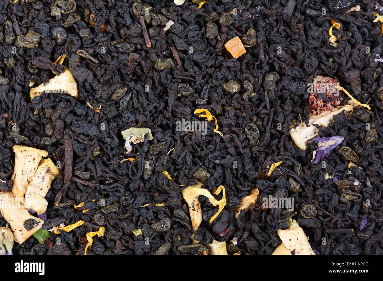 Mix di nero il tè di Ceylon e verde del tè di polvere da sparo con aggiunta di petali di fiori e pezzi di frutta. Foto Stock