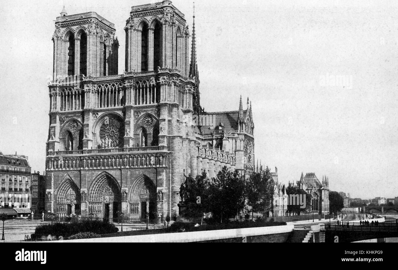 La cattedrale di Notre Dame, accanto al fiume Senna, sopra le porte sono esempi di inizio della scultura gotica che rappresenta l' ultima sentenza", il "Trionfo della Vergine", e gli eventi nella vita di Sant'Anna, fotografia di Creta, Francia, luglio 1922. Foto Stock