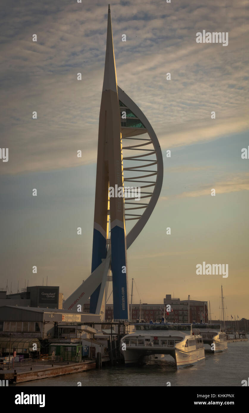 La spinnaker tower, landmark torre di osservazione a Portsmouth, Inghilterra, Regno Unito., è una grande attrazione turistica ; photograhed nel tardo pomeriggio sunligh Foto Stock