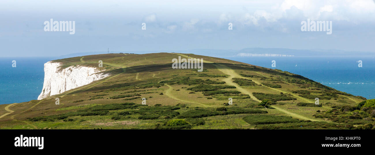 Guardando ad ovest su tennyson giù towars aghi promontorio sulla isola di Wight, hampshire, affacciato sul solent e sul canale inglese. Foto Stock