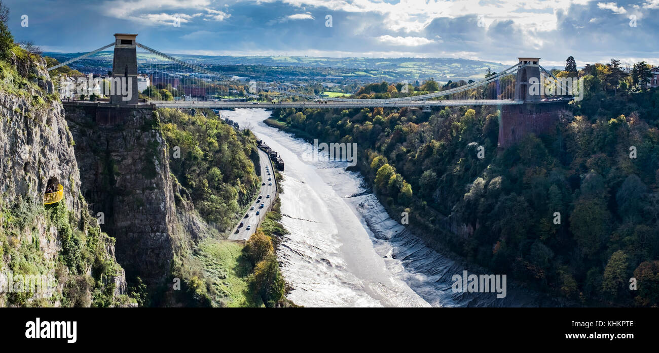 Il ponte sospeso di Clifton, Clifton, Bristol, Inghilterra, spanning Avon Gorge e il fiume, con clifton sulla sinistra e leigh boschi sulla destra. durante le tempeste. Foto Stock Il ponte sospeso di Clifton, Clifton, Bristol, Inghilterra, spanning Avon Gorge e il fiume, con clifton sulla sinistra e leigh boschi sulla destra. durante le tempeste. Foto Stock