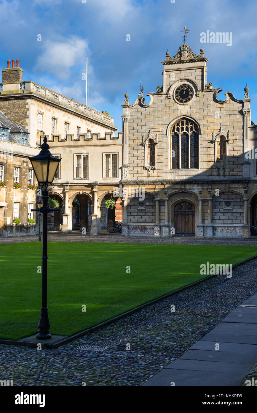 Antica Corte a Peterhouse College, il più antico College di Cambridge University. L'edificio è il College Chapel. Cambridgeshire, Inghilterra, Regno Unito. Foto Stock
