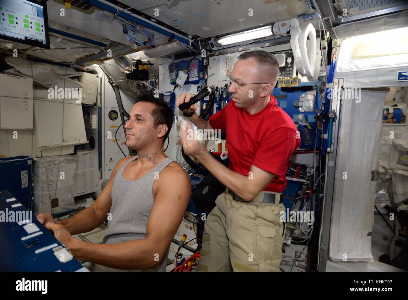 Expedition 53 astronauta americano Randy bresnik, destra, dà un taglio di capelli da astronauta joe acaba a bordo della Stazione spaziale internazionale per lo storage Novembre 5, 2017 in orbita intorno alla terra. Foto Stock