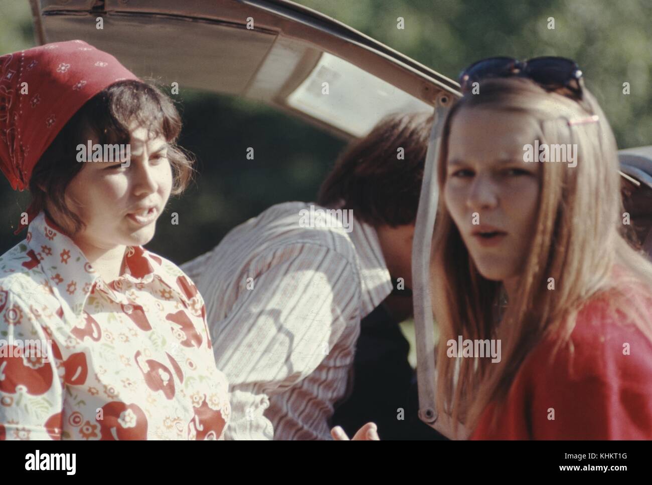 In prossimità delle due sorelle a metà conversazione durante una famiglia road trip, 1965. Foto Stock