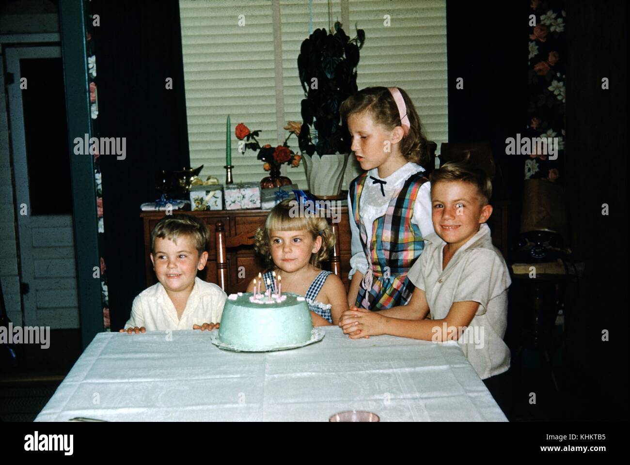 In volgare fotografia istantanea di persone e la festa di compleanno, 1965. Foto Stock