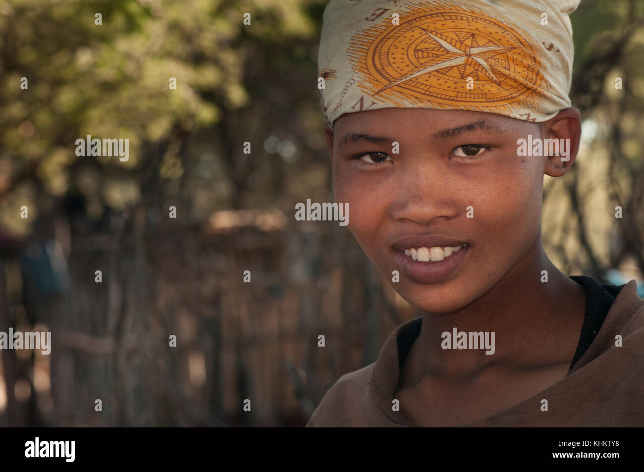 Il Botswana, dei Boscimani del Kalahari, bush donna, giovane donna Foto Stock