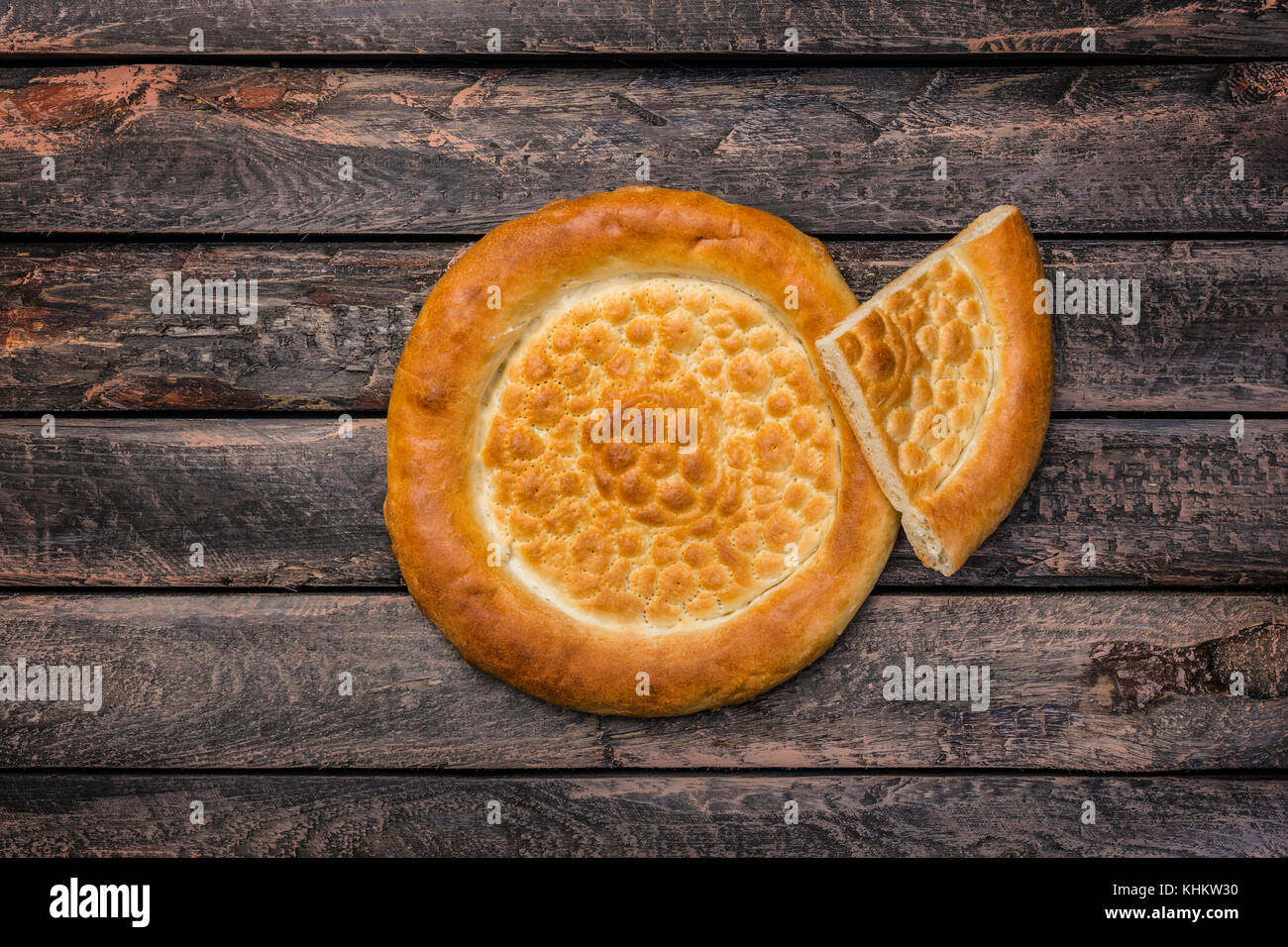 Tradizionale pane tandyr dell Asia centrale su un sfondo di legno. vista dall'alto. Foto Stock