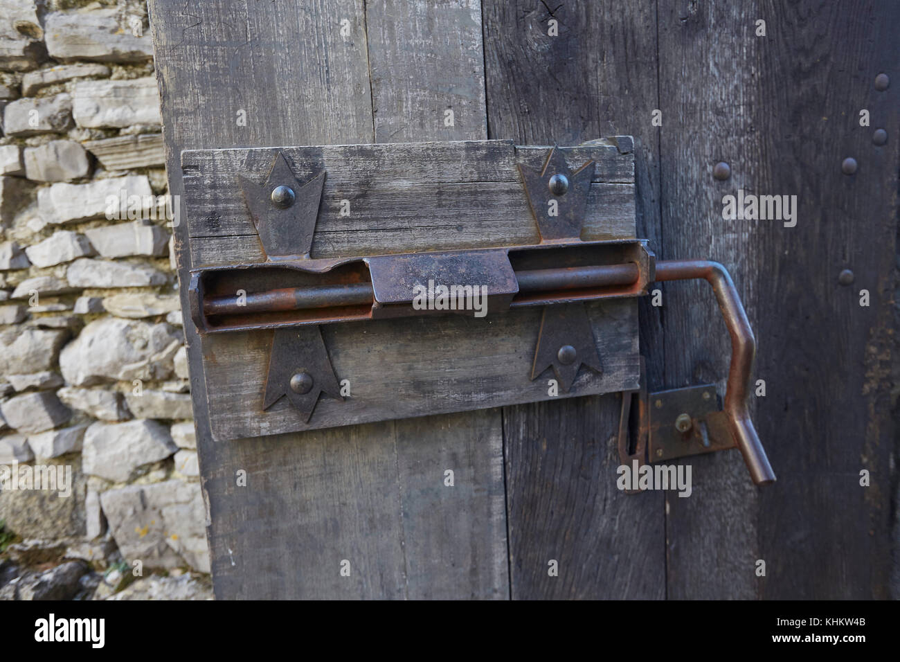 Il cortile di legno il meccanismo di chiusura sportello, Castello di Vezio, Varenna, Lago di Como, Italia. Foto Stock