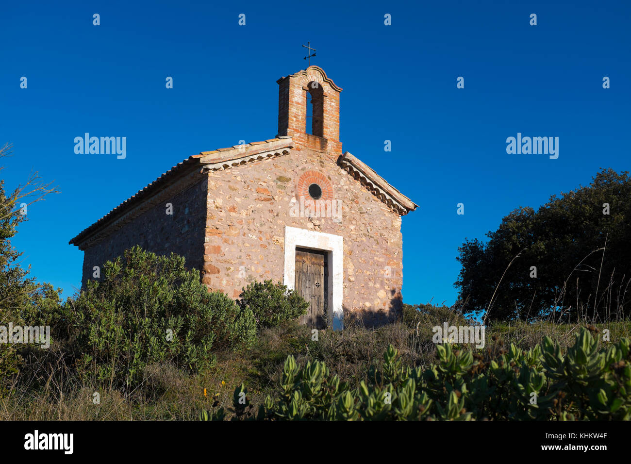 Il 15-16secolo Cappella di Sant Jaume de la Mata, nelle mura, vicino al Coll d'Estenalles nel Parc Natural de Sant Llorenç del Munt i l'Obac, Barcellona. Foto Stock