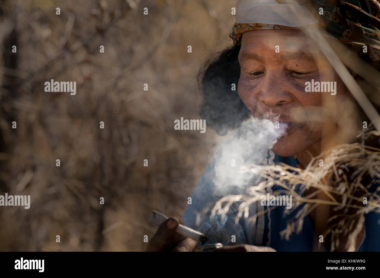 Dei Boscimani del Kalahari (donna) fumatori Foto Stock