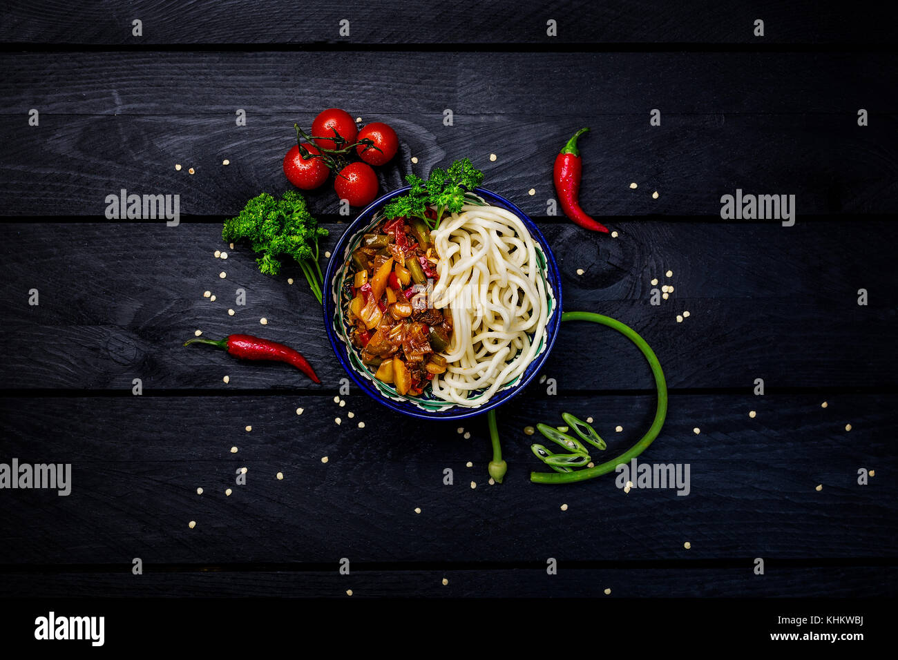 Tradizionali asiatici a base di noodle lagman con verdure e carne. vista superiore in legno scuro dello sfondo. Foto Stock