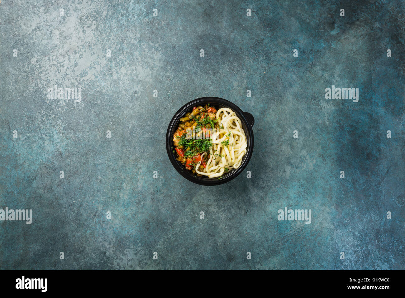 Tradizionali asiatici a base di noodle lagman con verdure e carne. vista dall'alto. Foto Stock