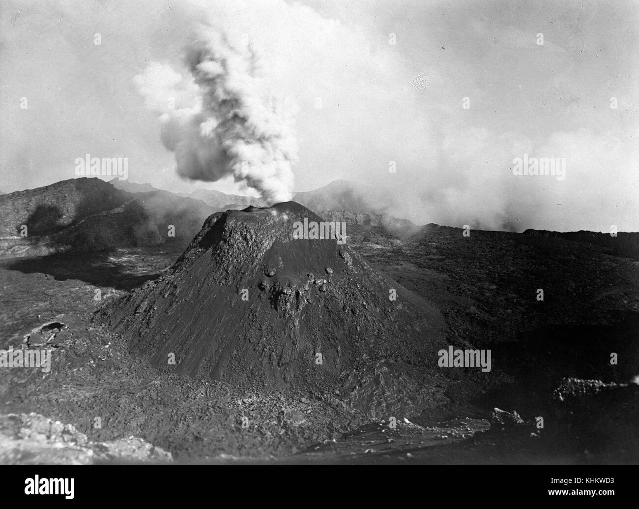 Fumo proveniente da un cono all'interno del cratere del Vesuvio. Foto Stock