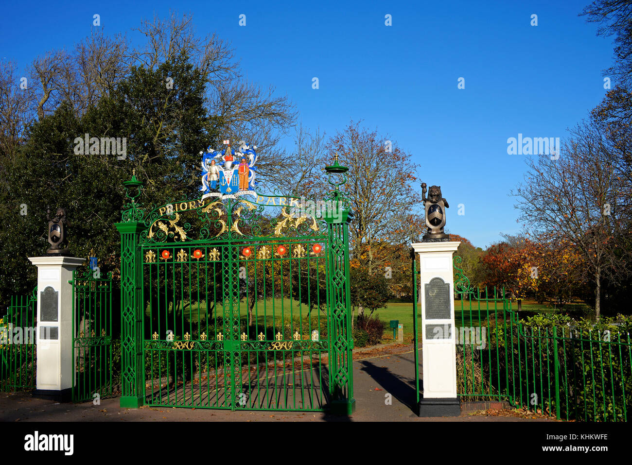 Priory Park cancelli recentemente restaurato. Victoria Avenue, Southend on Sea, Essex. Presentato da RA Jones al borgo di Southend aperta dal Duca di York Foto Stock