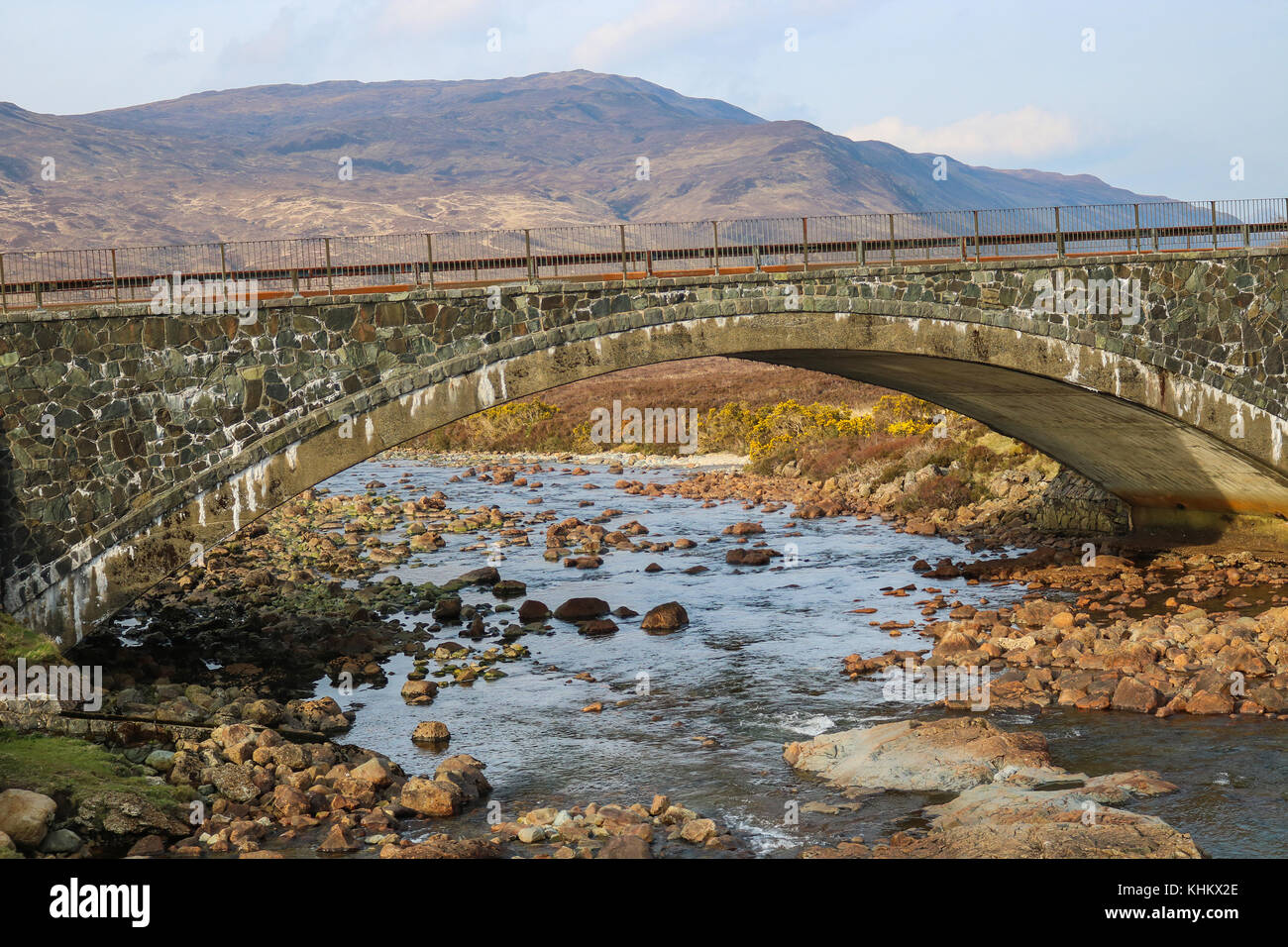 Un antico ponte in pietra nella campagna di Scozia Foto Stock