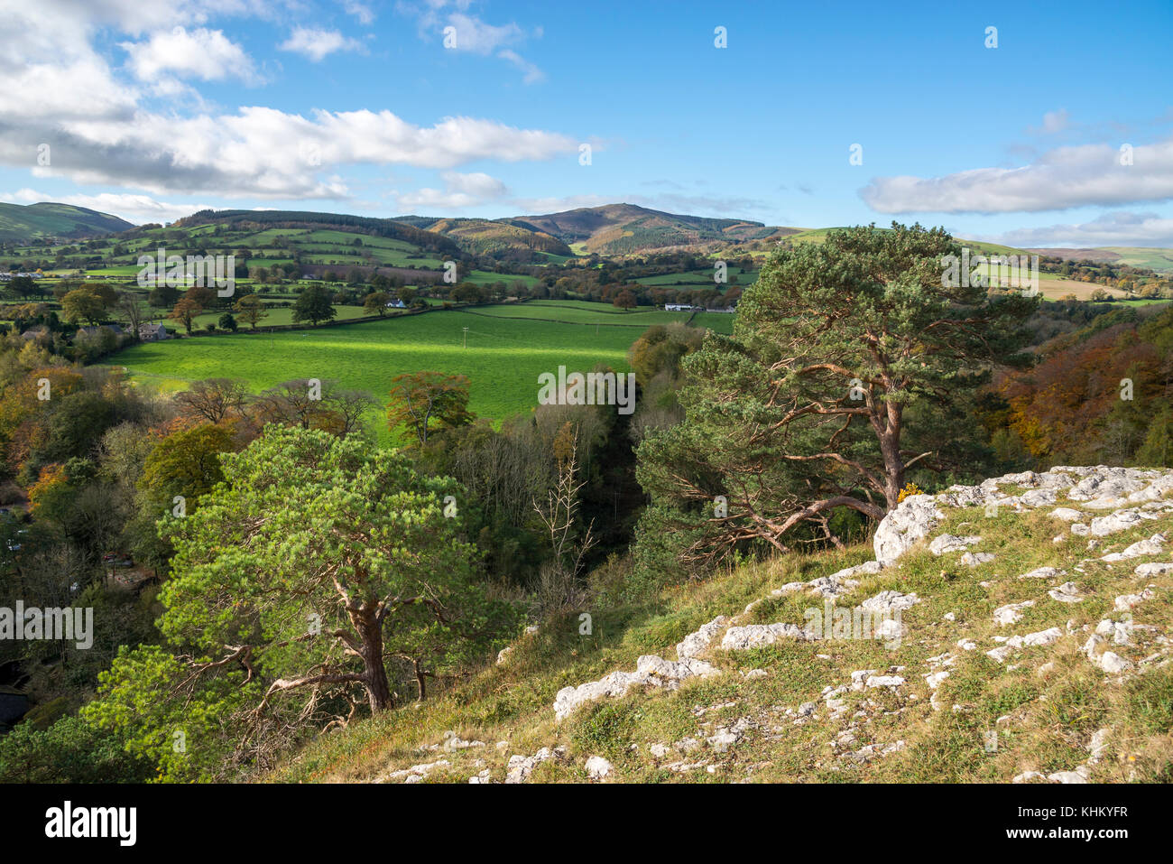 Paesaggio autunnale al parco di campagna di Loggerheads, Mold, Galles del Nord. Splendida vista verso Moel Famau. Foto Stock