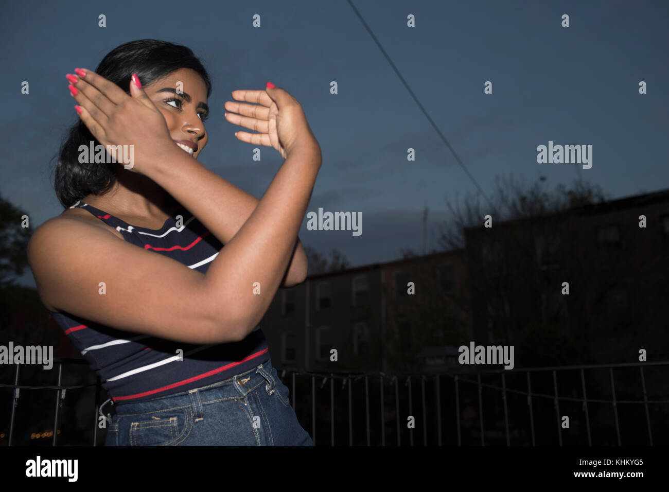 Giovane donna dancing a una festa Foto Stock