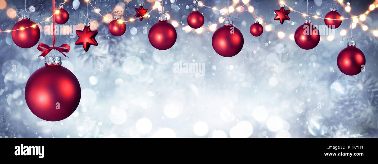 Rosso palle di Natale appeso con luci di stringa Foto Stock