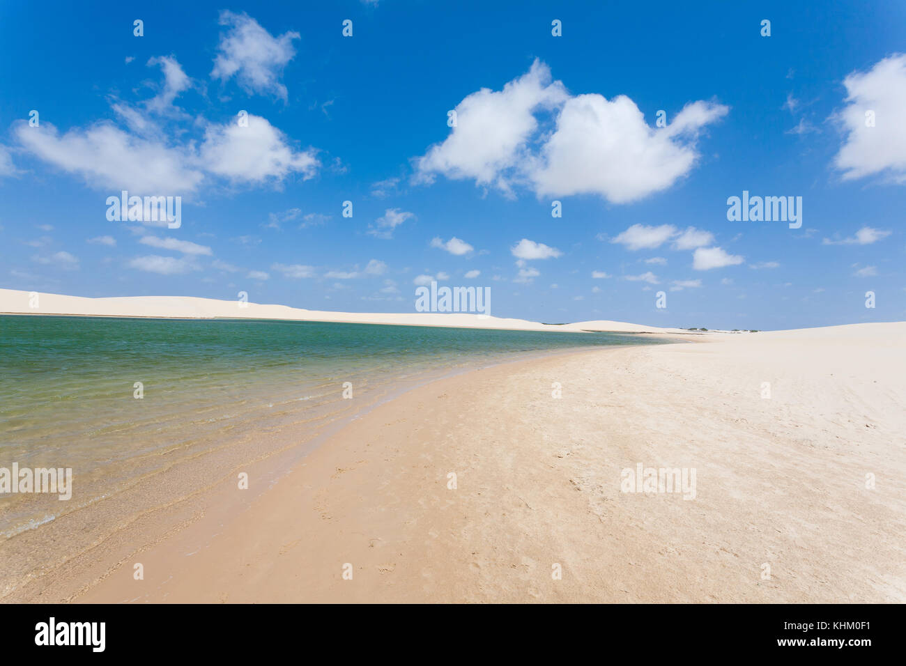 Le dune di sabbia bianca panorama da Lencois Maranhenses National Park, Brasile. Laguna di acqua piovana. Paesaggio brasiliano Foto Stock