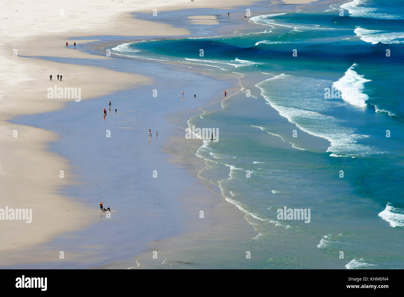 Ampia spiaggia di sabbia con onde, noordhoek Beach, Città del Capo, Western Cape, Sud Africa Foto Stock