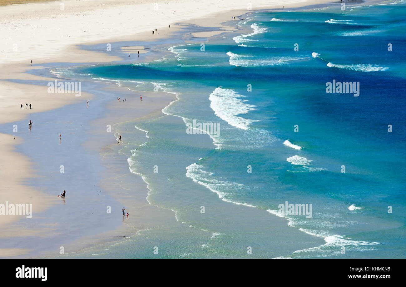 Ampia spiaggia di sabbia con onde, noordhoek Beach, Città del Capo, Western Cape, Sud Africa Foto Stock