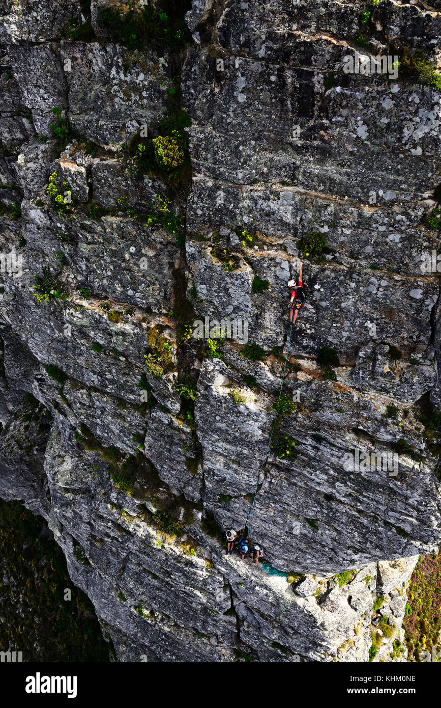 Gli alpinisti sulla Table Mountain e Cape town, Western Cape, Sud Africa Foto Stock