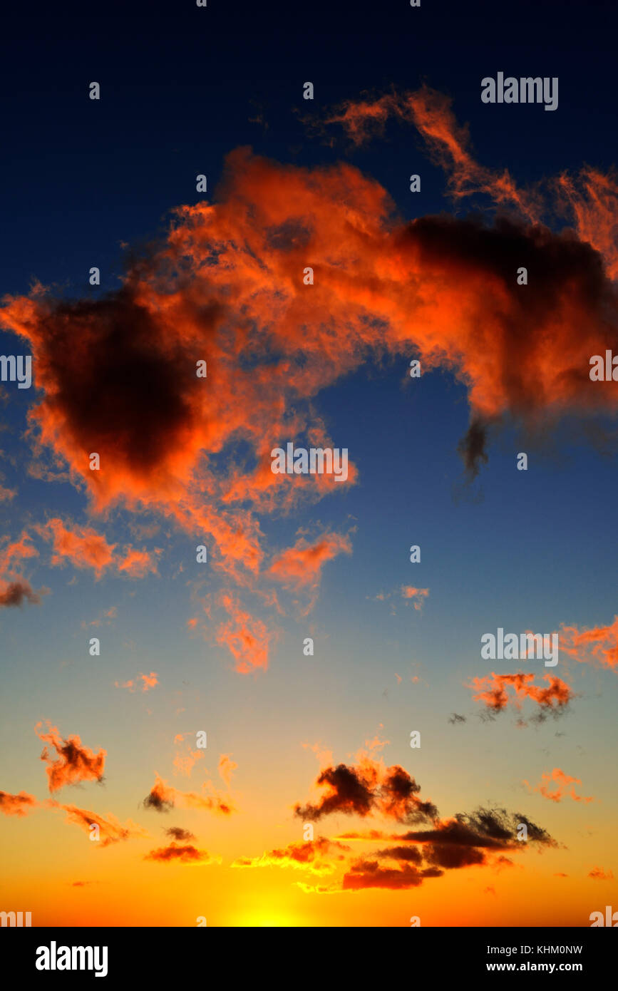 Di rosso le nuvole nel cielo blu, tramonto, Western Cape, Sud Africa Foto Stock
