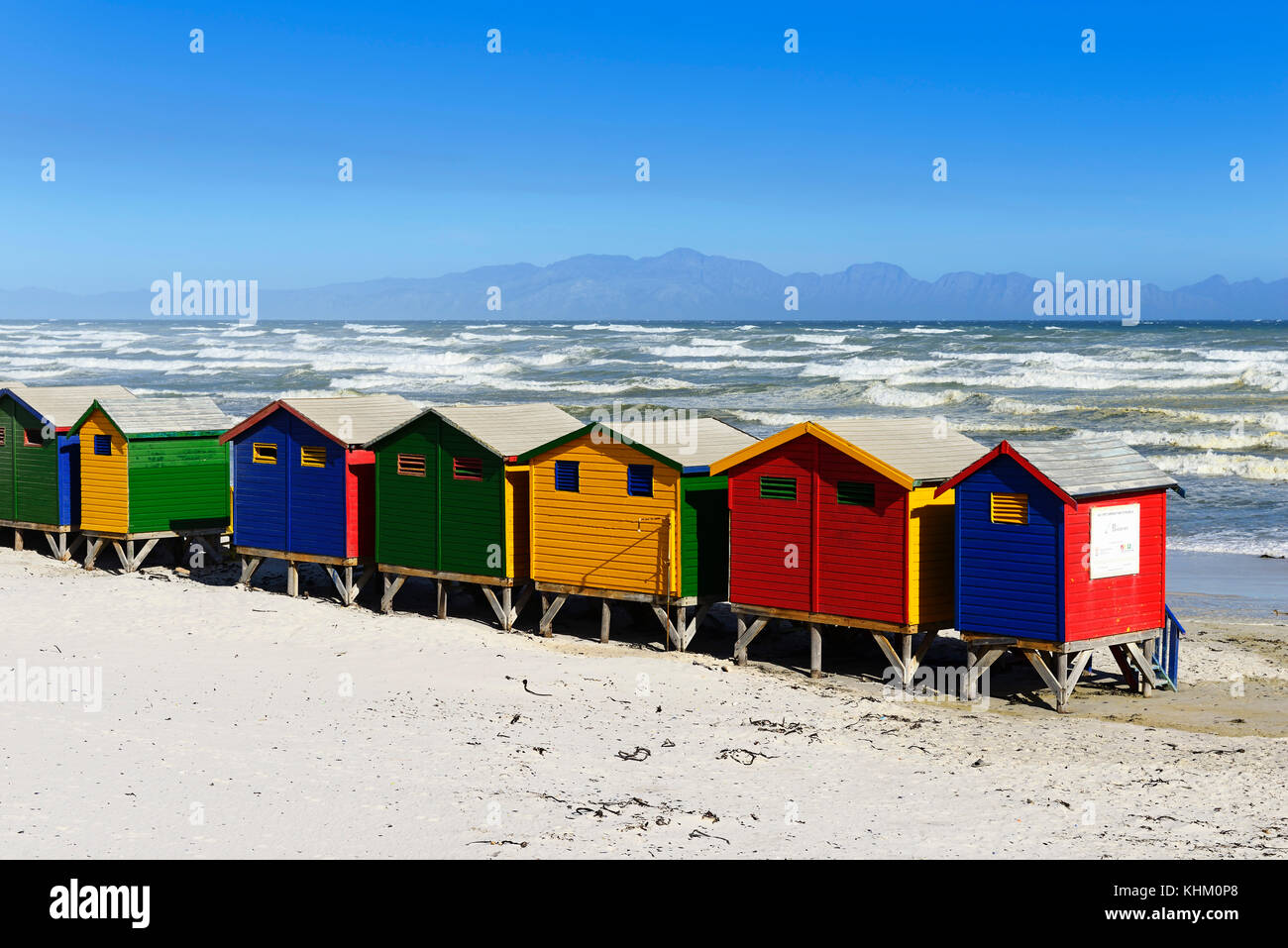 Colorato beach cottages sulla spiaggia sabbiosa, muizenberg false bay, Western Cape, Sud Africa Foto Stock