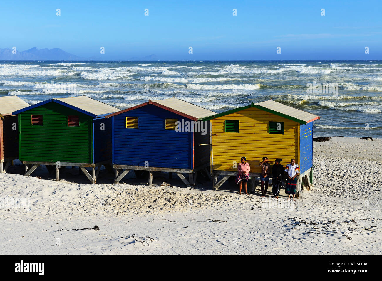 Colorato beach cottages sulla spiaggia sabbiosa, muizenberg false bay, Western Cape, Sud Africa Foto Stock