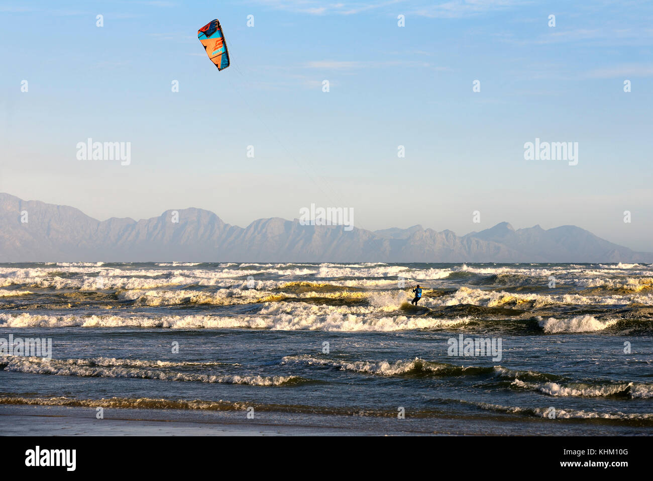 Kitesurfisti ad alte onde, vicino a muizenberg false bay, Western Cape, Sud Africa Foto Stock