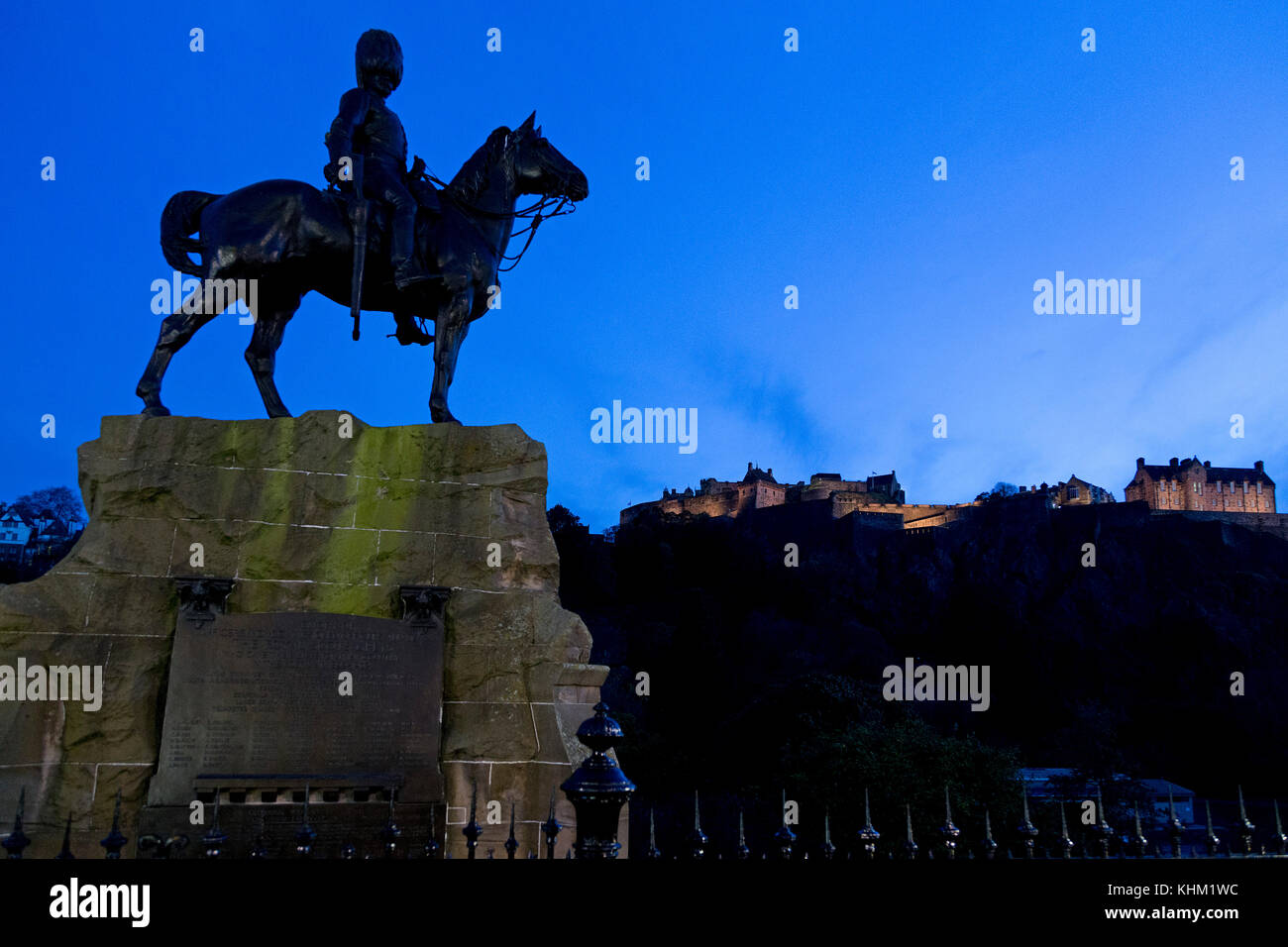 Scultura equestre Il Royal Scots grigi e il castello di Edimburgo, Scozia, Gran Bretagna Foto Stock