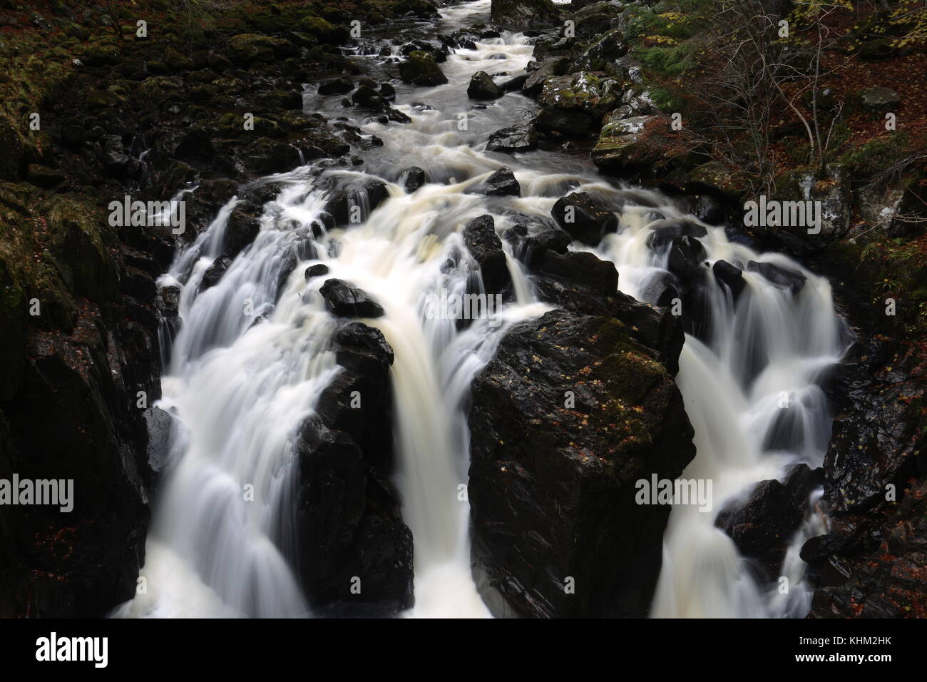 Cascata sul fiume braan l'eremo vicino a Dunkeld Scozia novembre 2017 Foto Stock