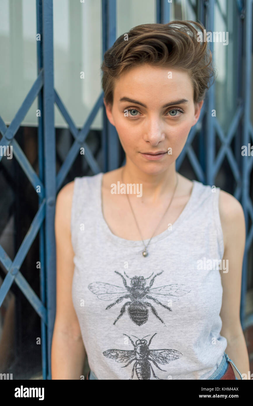 Ritratto di una giovane donna Foto Stock