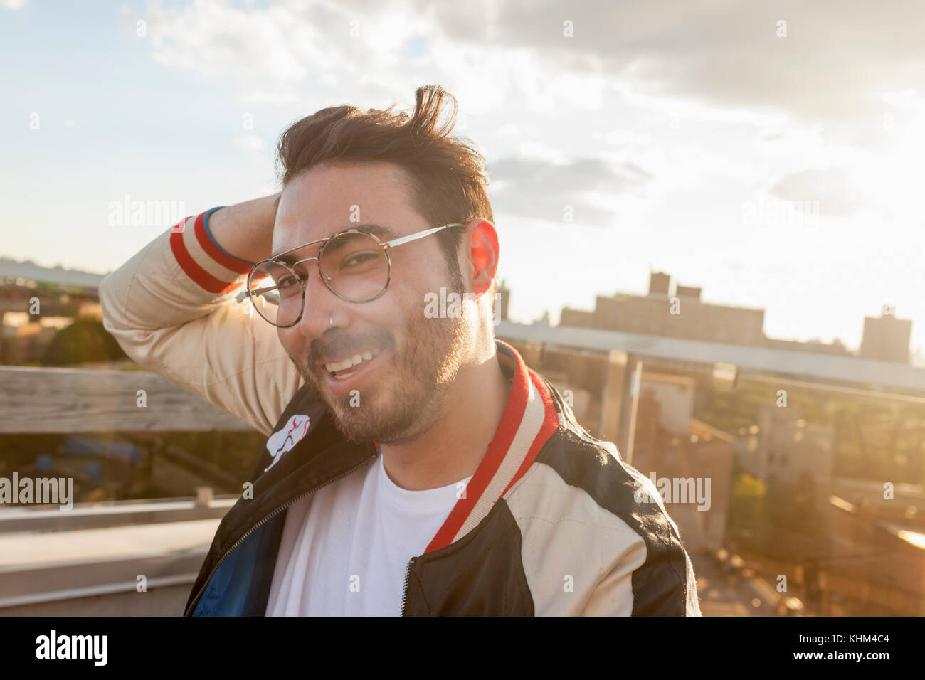 Ritratto di un giovane uomo su un tetto Foto Stock