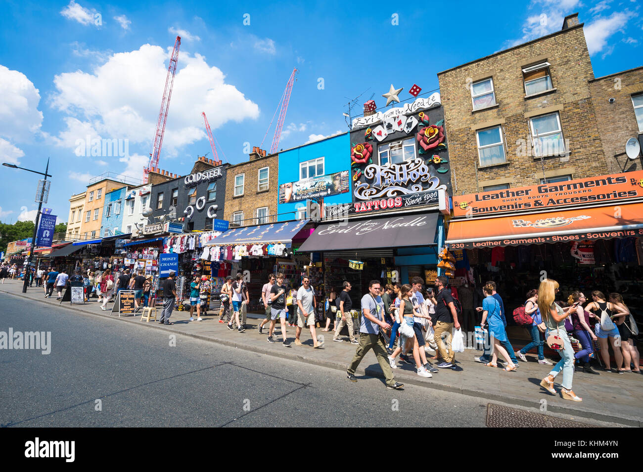 Londra - Giugno 18, 2017: la gente ad esplorare la vivace Camden Market area di Londra sulla soleggiata giornata estiva. Foto Stock