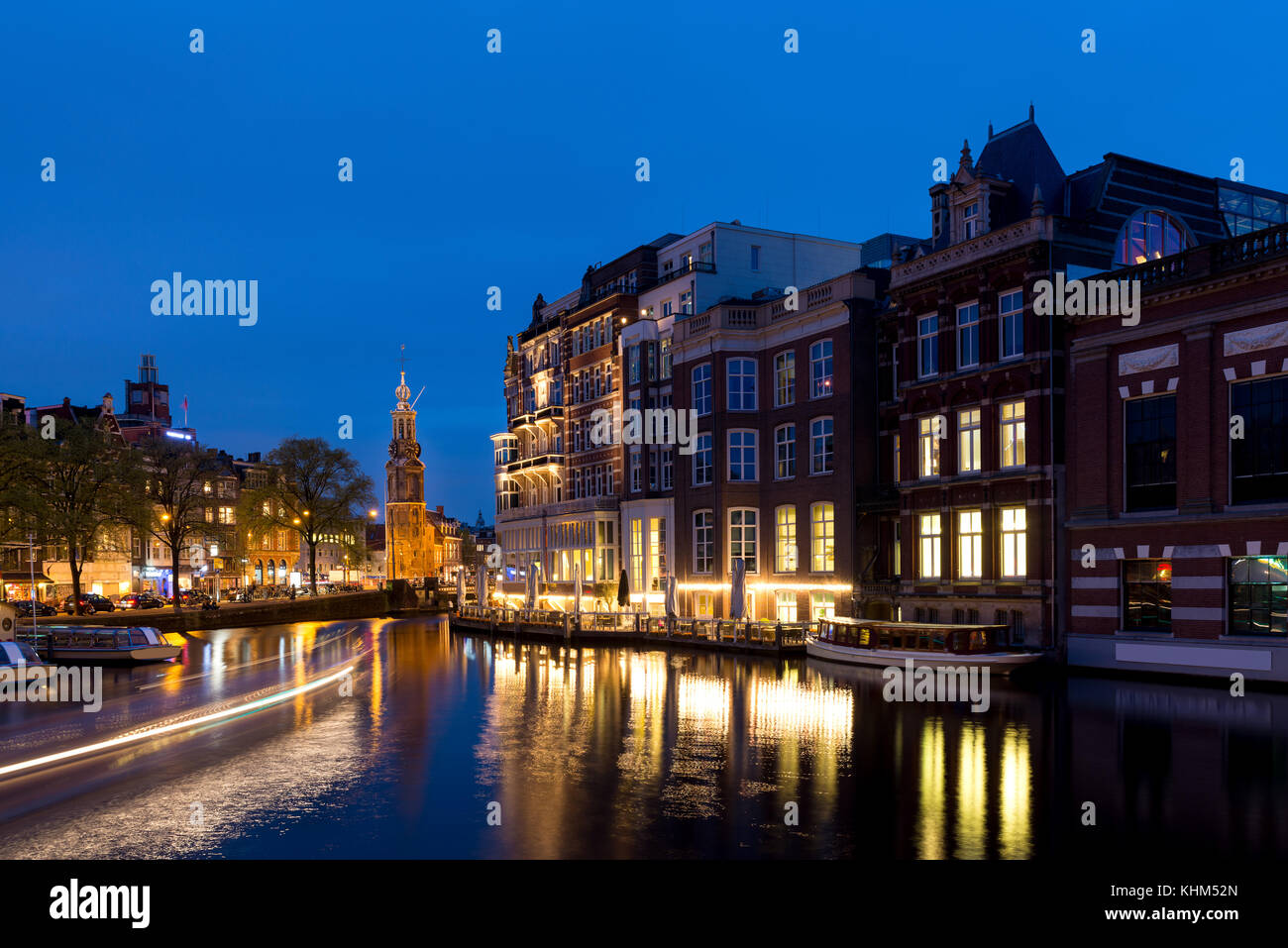 Notte Vista sulla città di Amsterdam e i Paesi Bassi con il fiume Amstel Foto Stock