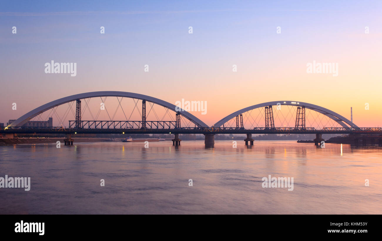 Zezelj's bridge a Novi Sad all'alba Foto Stock
