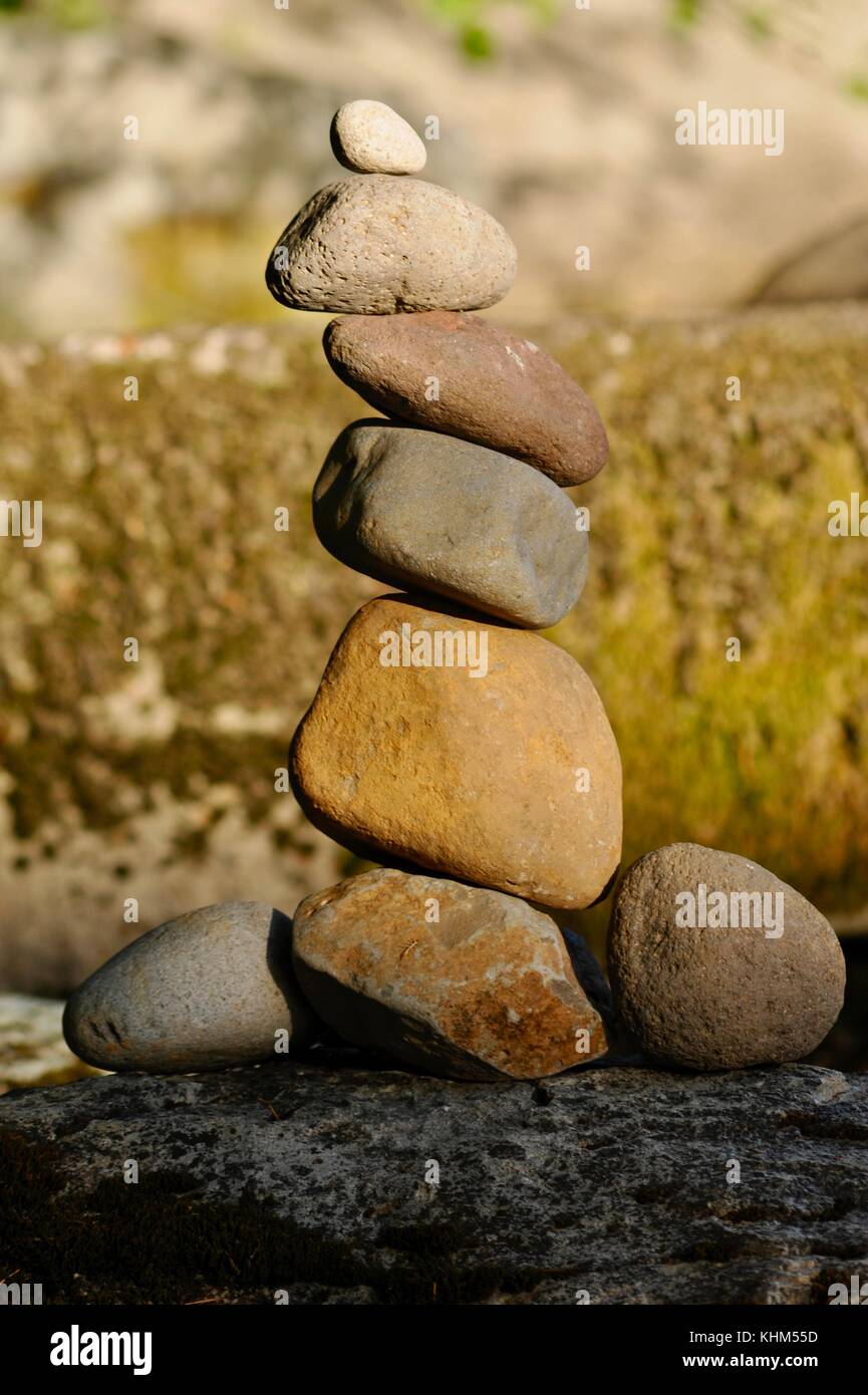 Cairn accuratamente impilati o pietre equilibrata in una torre in breitenbush hot springs, mt. cofano foresta nazionale nella città di montagna di Detroit, Oregon Foto Stock