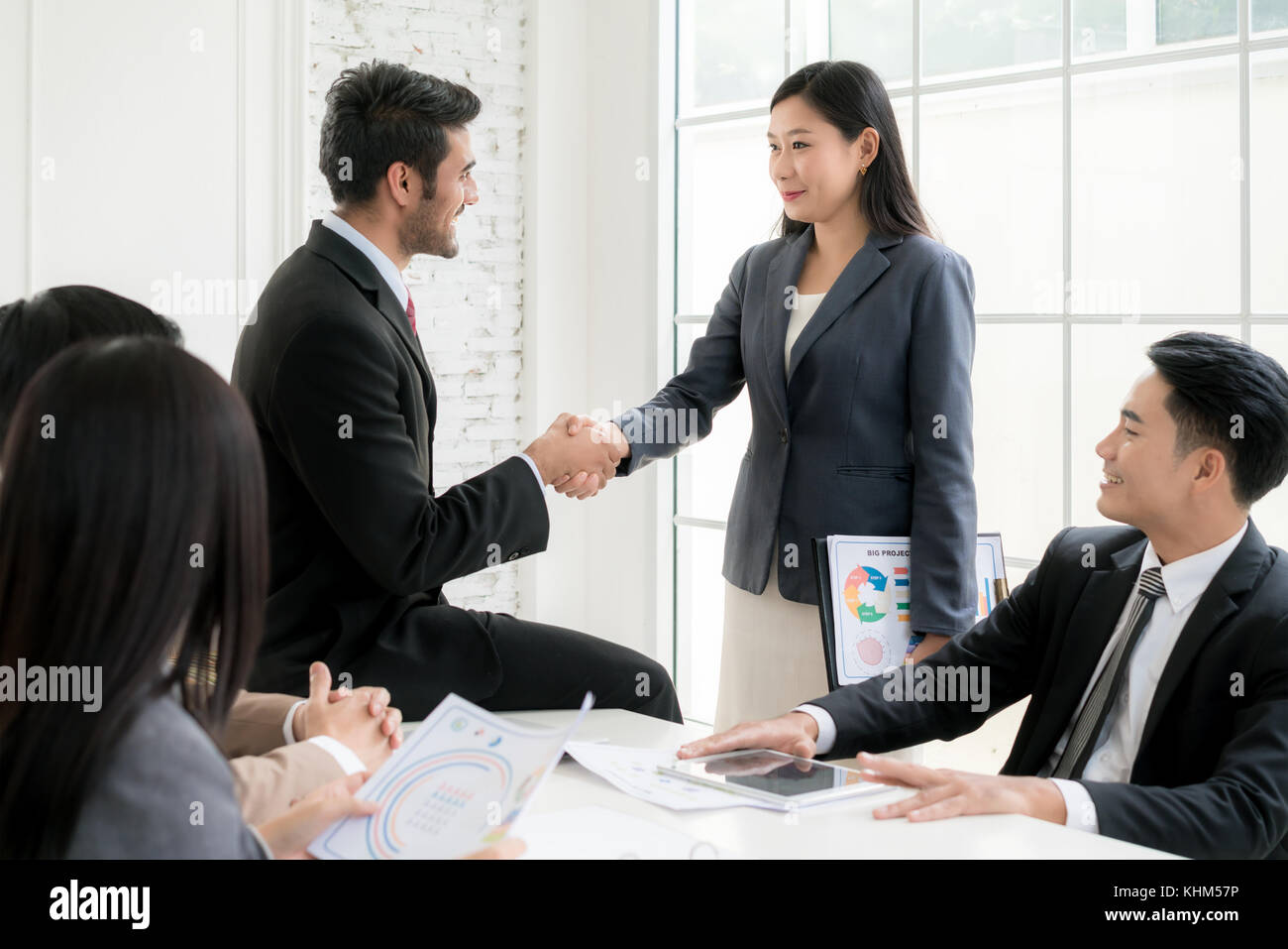 Successo del lavoro asian imprenditore e imprenditrice stringono le mani in sala consiglio al termine di una riunione. Foto Stock